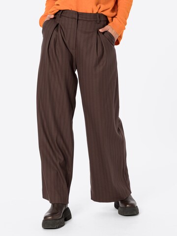 WEEKDAY Wide leg Pleat-Front Pants 'Indy' in Brown: front