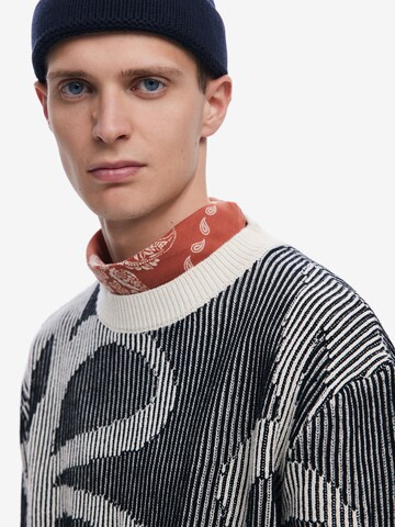 Pulover de la Desigual pe alb