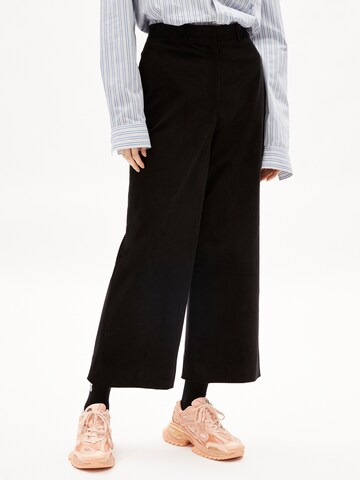 ARMEDANGELS Wide leg Broek 'JAALMA CORDUROY' in Zwart: voorkant