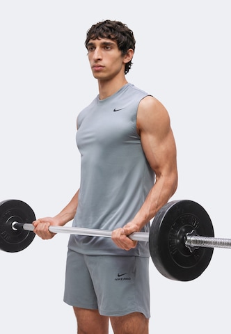 NIKE - Camiseta funcional en gris