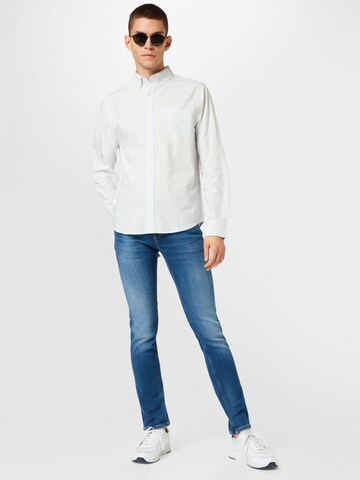 Cotton On جينز مضبوط قميص 'MAYFAIR' بلون أبيض