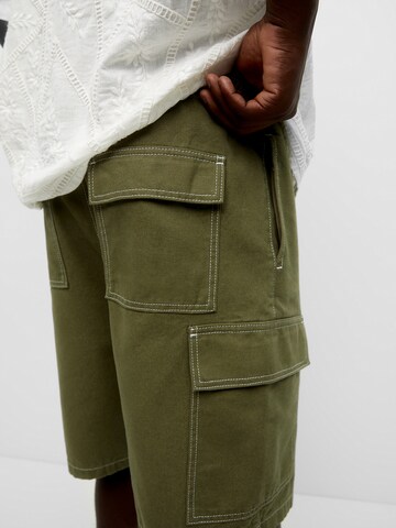 Regular Pantalon cargo Pull&Bear en vert