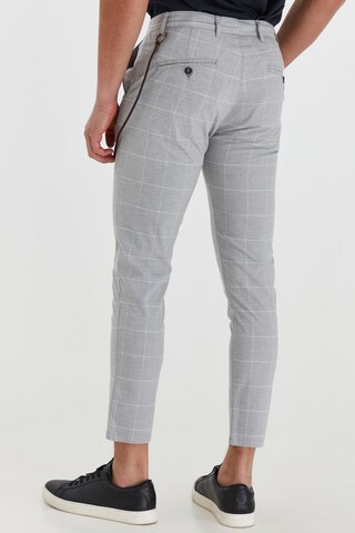 Coupe slim Pantalon chino 'TRAVIS' !Solid en gris
