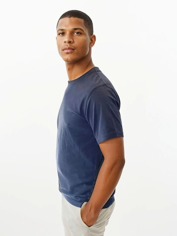 A Question Of (AQO) Bluser & t-shirts 'Anders Tee Garment Dyed' i blå