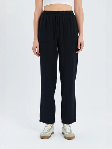 MixRay Regular Pants in Black: front