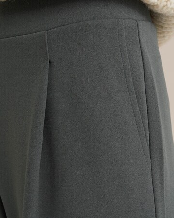 WE Fashion Regular Trousers in Grey