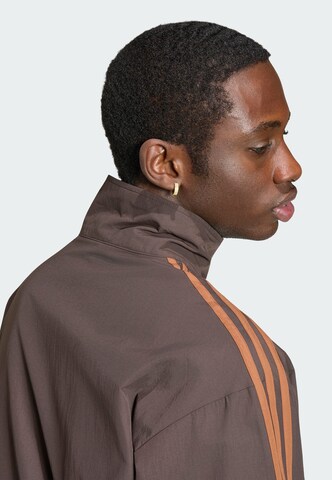 ADIDAS ORIGINALS - Chaqueta de entretiempo 'Firebird' en marrón