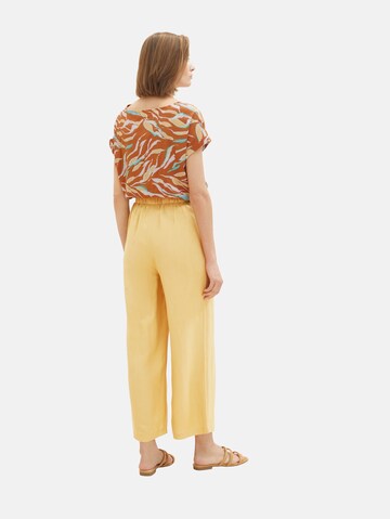 TOM TAILOR - Pierna ancha Pantalón plisado en amarillo