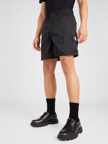 Calvin Klein Jeans Loosefit Shorts in Schwarz: predná strana