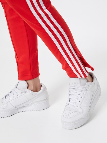 Coupe slim Pantalon 'Primeblue Sst' ADIDAS ORIGINALS en rouge