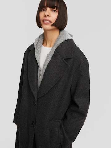 Cappotto di mezza stagione di Bershka in grigio