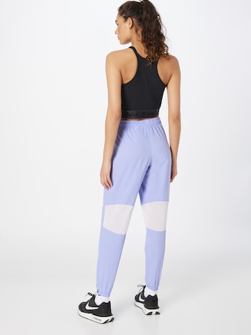 NIKE Tapered Sporthose in Lila