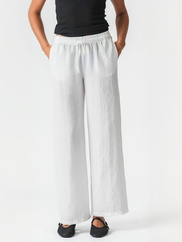 TEESHOPPEN - Calças ' Lilly ' em branco: frente