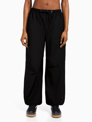 Bershka Wide leg Cargo Pants in Black: front