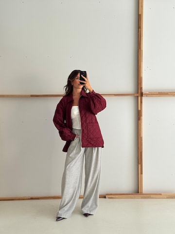 noar studios Overgangsjakke 'QUILTED JACKET' i rød