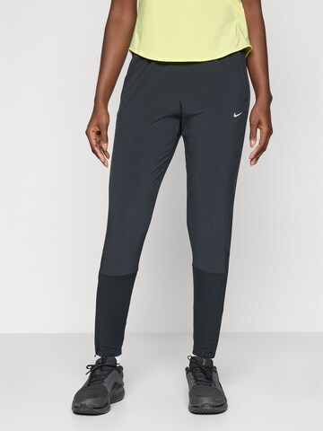 Slimfit Pantaloni sportivi di NIKE in nero: frontale
