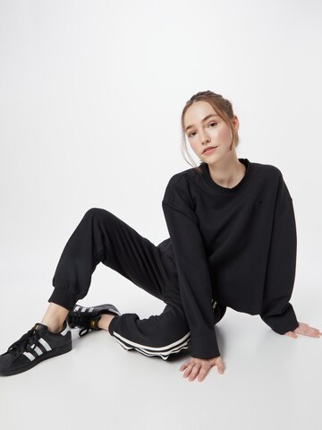 ADIDAS ORIGINALS Sweatshirt 'Premium Essentials Crew' in Schwarz