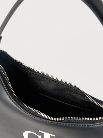 Calvin Klein Shoulder Bag in Black