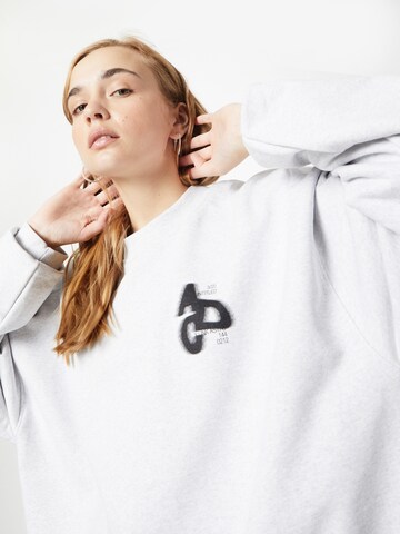 TOPSHOP Sweatshirt i grå