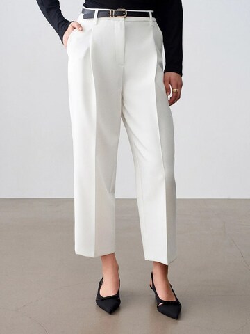 Tapered Pantaloni con pieghe di Dilvin in bianco