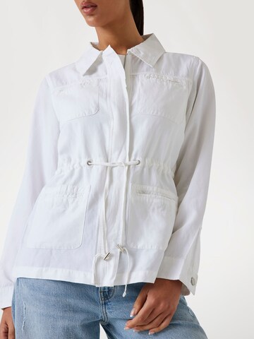 GUESS Between-Season Jacket in White