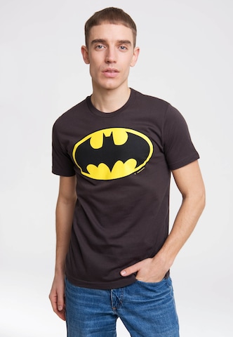 LOGOSHIRT T-Shirt BATMAN - LOGO in Grau: predná strana