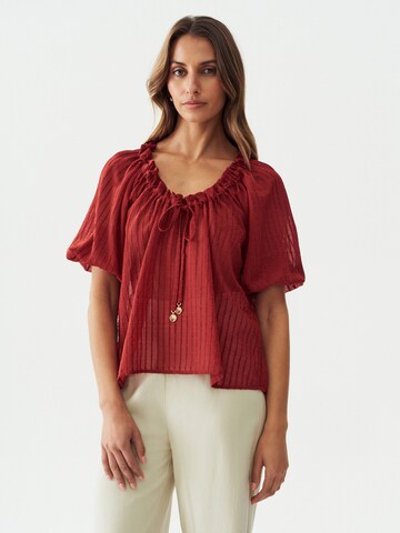 The Fated Blouse 'AMIRA' in Rood: voorkant