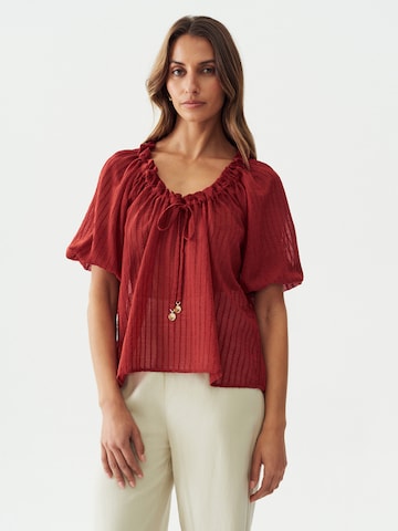 The Fated Blouse 'AMIRA' in Red: front
