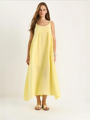 Robe Bianco Lucci en jaune