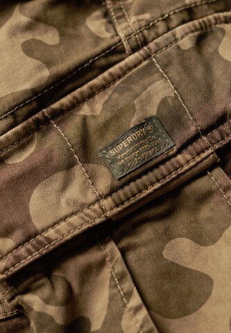 Superdry Loosefit Cargobroek 'Core' in Groen