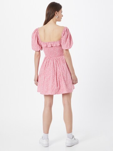 Rochie de vară de la Abercrombie & Fitch pe roz