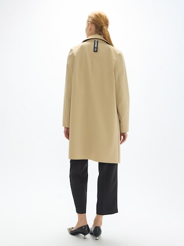Lola Casademunt Outdoorový kabát – béžová: zadní strana