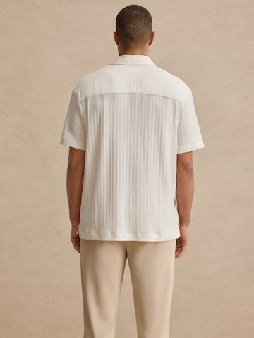 DAN FOX APPAREL - Ajuste confortable Camisa 'Tino' en blanco