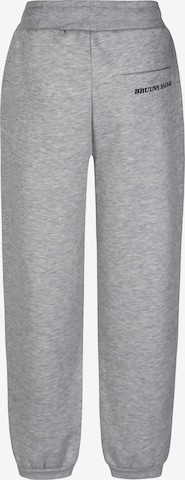 Tapered Pantaloni di Bruuns Bazaar Kids in grigio