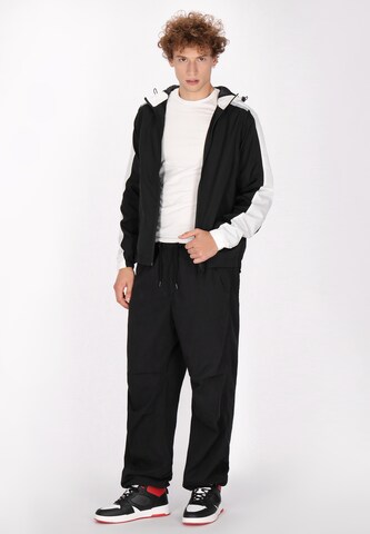 Mo ATHLSR Jacke in Schwarz: Vorderseite