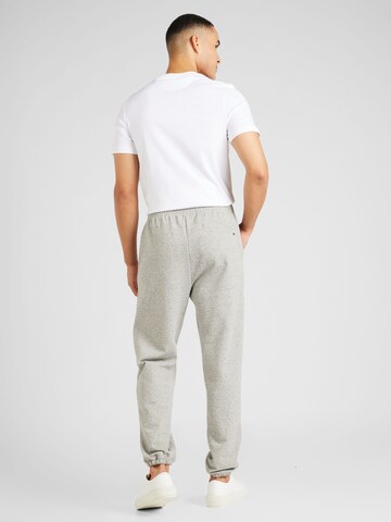 TOMMY HILFIGER Tapered Housut värissä harmaa