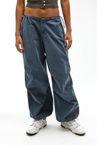 BDG Urban Outfitters Ohlapna forma Kargo hlače | modra barva: sprednja stran