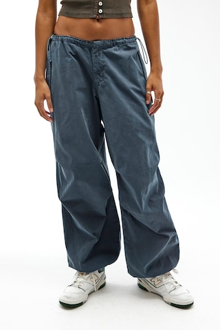 BDG Urban Outfitters Loosefit Cargohose in Blau: predná strana