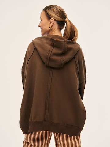 Kamila Šikl Sweatshirt in Bruin