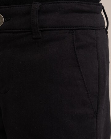 WE Fashion Slim fit Trousers in Black