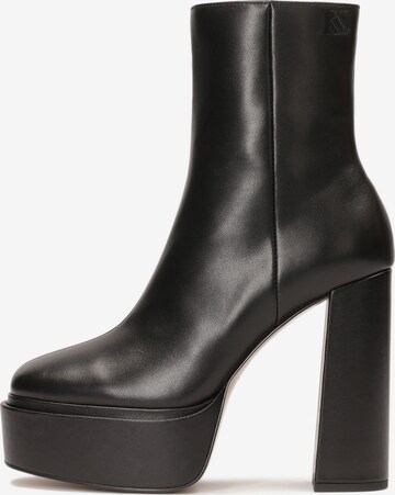 Kazar Studio - Botines en negro: frente