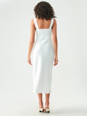 St MRLO Φόρεμα 'KIRBY' σε λευκό: πίσω