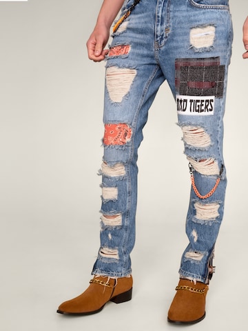 MAD TIGERS Slimfit Jeans 'CHE-CHAINS ARTPATCH' in Blau