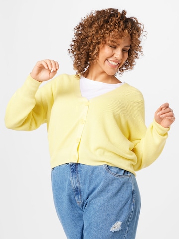 Vero Moda Curve Knit Cardigan in Yellow: front