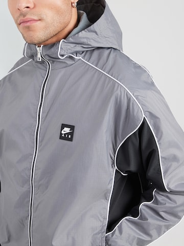 Nike Sportswear Prechodná bunda 'Air' - Sivá