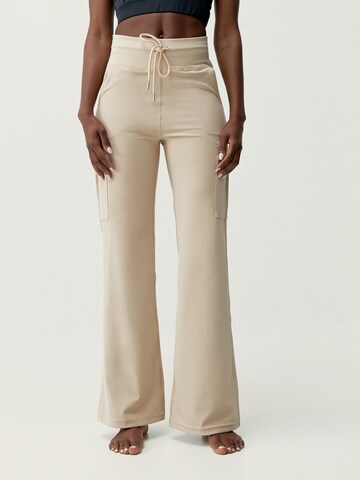 Regular Pantalon fonctionnel Born Living Yoga en beige : devant