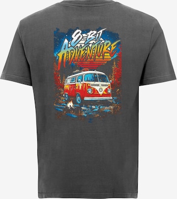 Oldskull T-Shirt 'Retro Roadtrip Logo Graphic' in Grau: Vorderseite