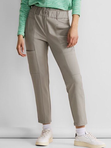 Coupe slim Pantalon STREET ONE en gris : devant