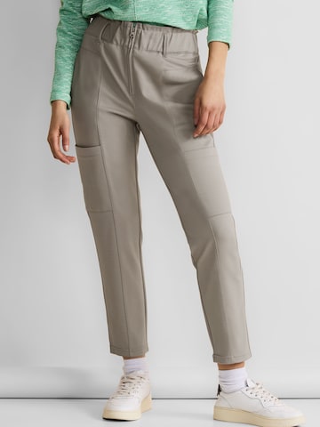 Coupe slim Pantalon STREET ONE en gris : devant