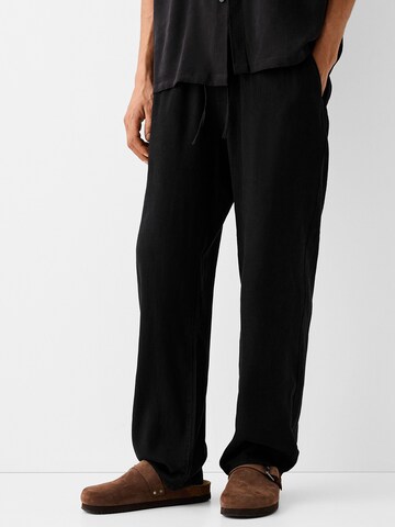 Bershka Loose fit Trousers in Black: front